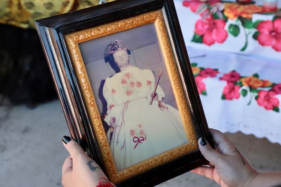 El nuevo culto a la Santa Muerte, se dice que reapareció en Tepatepec, Hidalgo, en 1965, tras ser hallada una imagen en piedra de forma de calavera que dicen tiene sus orígenes prehispánicos Foto: Luis Soriano