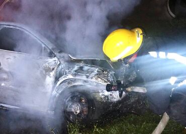 Bomberos sofocan incendio en vehículo sobre la carretera Pachuca-Tulancingo