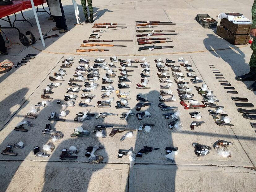 Guardia Nacional y Ejército Mexicano desmantelan arsenal ilegal | Foto: Marco Carrillo