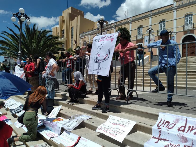 Alumnos del IDA buscan la destitución de la directora María Teresa Paulín  Foto: Carlos Jurado