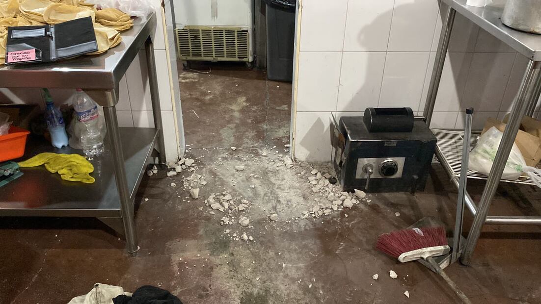 Roban con violencia sucursal de Pollos el Mochiteco en Pachuca | Foto: Especial