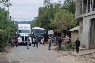 Pobladores de Huejutla retienen a empleados de CFE y vehículos tras quedar sin luz