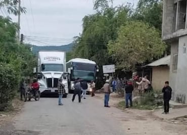 Pobladores de Huejutla retienen a empleados de CFE y vehículos tras quedar sin luz