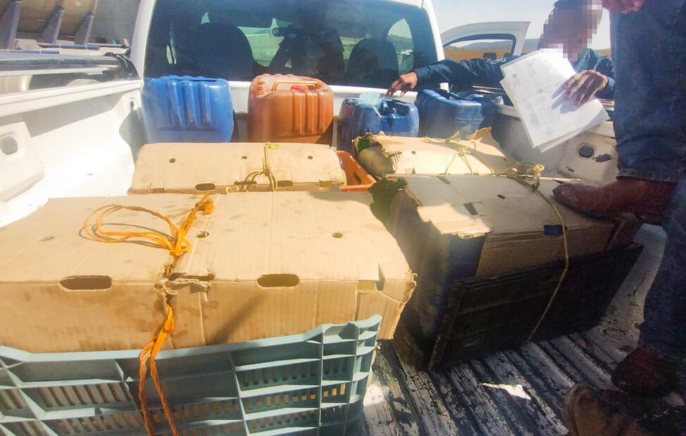 Los agentes policiacos decomisaron varios tambos con combustible presuntamente robado.