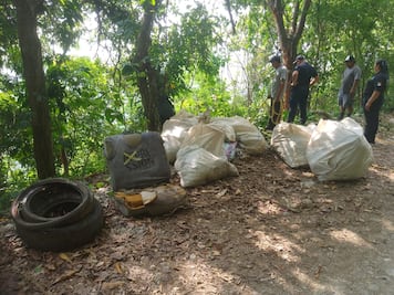 Limpian basurero clandestino en camino a Tultitlán, en San Felipe Orizatlán