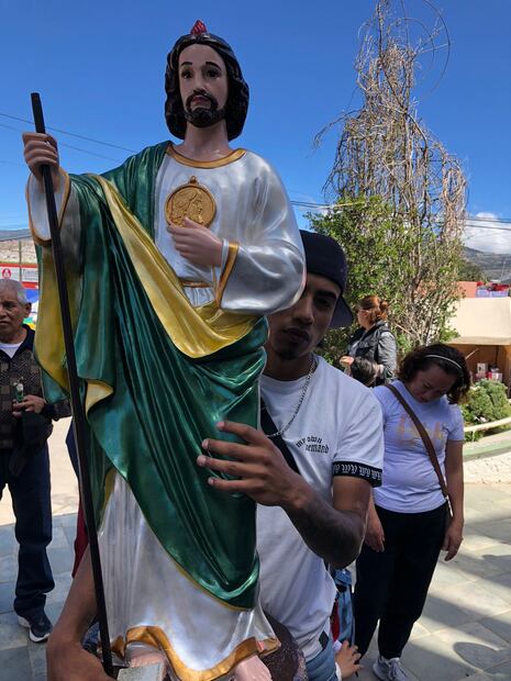 Los fieles que llegan de distintos puntos de Pachuca y municipios cercanos agradecen los milagros cumplidos Foto: Enrique Moran