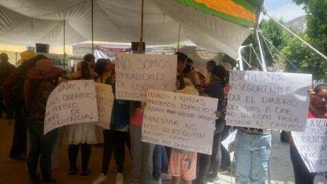 Madres y docentes protestan en Dengantzhá por uso de recursos federales en terreno escolar