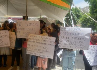 Madres y docentes protestan en Dengantzhá por uso de recursos federales en terreno escolar