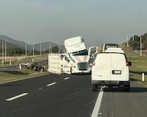 Cierre en la vía de cuota México–Tuxpan por volcadura de tráiler