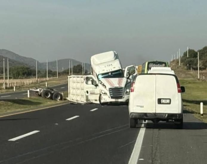 Cierre en la vía de cuota México–Tuxpan por volcadura de tráiler