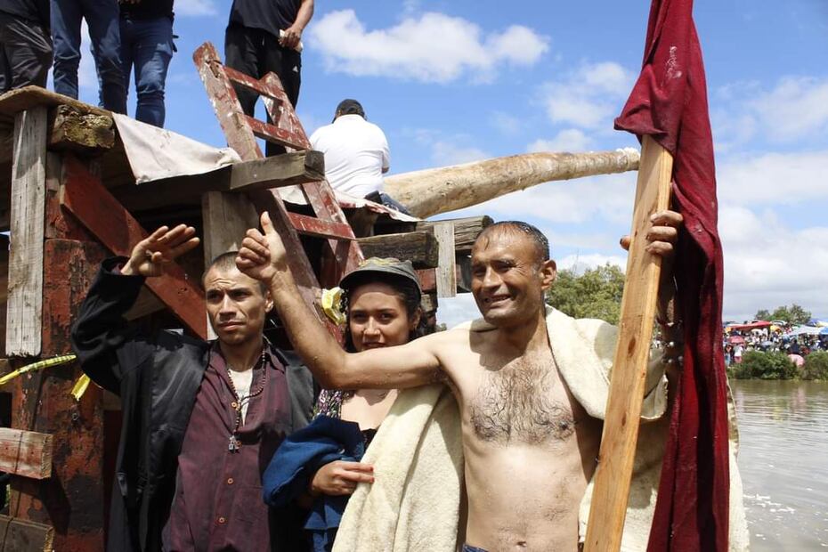 Carlos Moreno Amador gana por segundo año consecutivo en la tradicional Cucaña, se lleva un guajolote, una bicicleta y seis mil pesos en efectivo. I foto: Grisel Lira