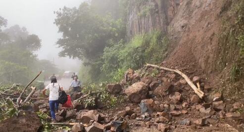 Derrumbe en la Cuesta de Huautla bloquea camino para Atlapexco