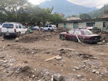 Transportistas de la Sierra Otomí-Tepehua llevan cuatro toneladas de ayuda a familias afectadas por el fenómeno Priscilla