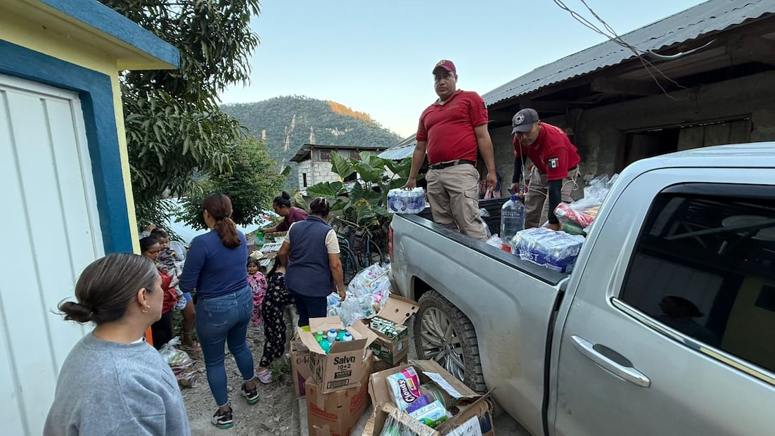 Cuautepec entrega apoyos a familias afectadas por el huracán en Huehuetla y San Bartolo | Foto: especial