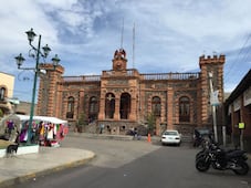 Transportistas acusan supuestas extorsiones de policías municipales en Villa de Tezontepec