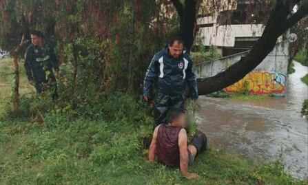 Hombre cae a un dren pluvial en Pachuca y es rescatado por Bomberos