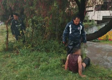 Hombre cae a un dren pluvial en Pachuca y es rescatado por Bomberos