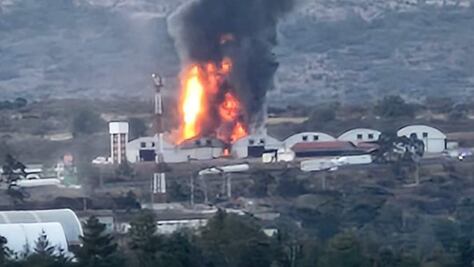 Suman más de 15 horas en paro total y vialidad intermitente sobre la México-Querétaro a la altura de Tepeji 