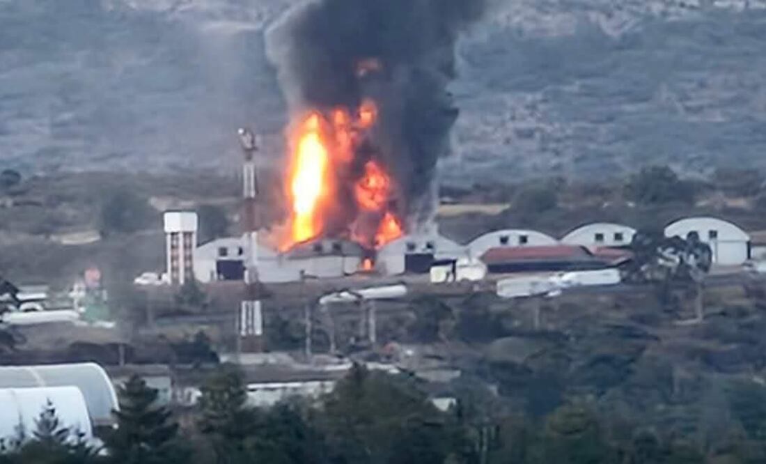 La tarde del viernes, Petróleos Mexicanos (PEMEX) indicó que el operativo se mantiene al menos 24 horas debido a que el ducto es de 16 pulgadas y tardará en quedar sin combustible I Foto: Especial