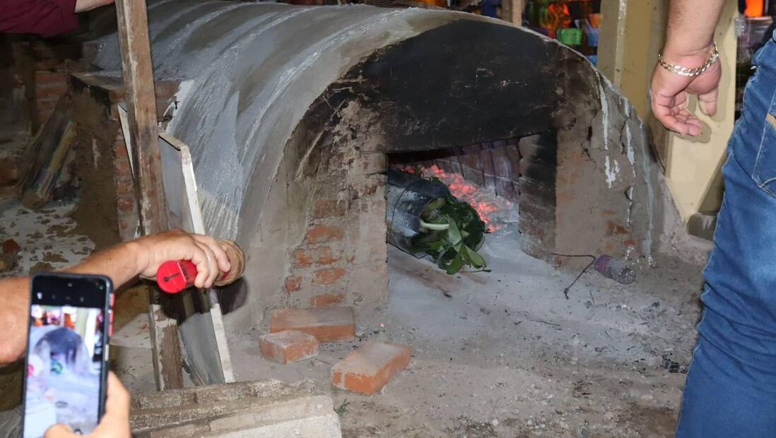 Pisaflores celebra Día de Muertos con un zacahuil gigante y sabores de tradición | Foto: Turismo Hidalgo