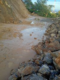 Cierran carretera Peña Blanca-El Nanthe por afectaciones de lluvias en Tenango de Doria