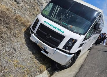 Autobús cae a una cuneta en la carretera Pachuca-Tulancingo