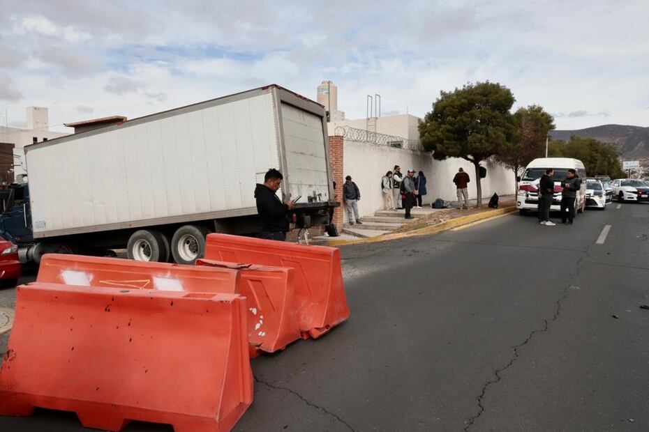 Choca una combi contra camión en Río de las Avenidas | Foto: Luis Soriano