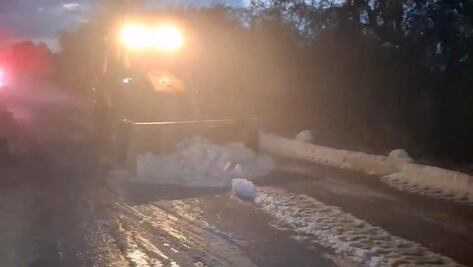 En Alfajayucan usan máquinaria para retiro de granizo en carretera
