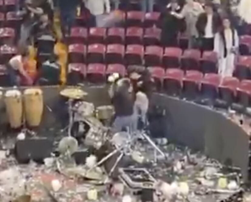 La negativa  del cantante Luis R. Conriquez en el Palenque de Texcoco de cantar narcocorridos provocó la furia del público asistente  I Foto: Tóma de video