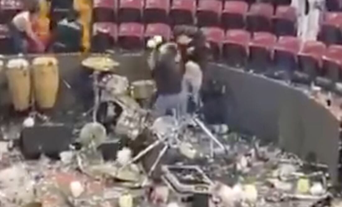 La negativa del cantante Luis R. Conriquez en el Palenque de Texcoco de cantar narcocorridos provocó la furia del público asistente I Foto: Tóma de video