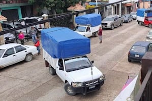 Pobladores de Cruztitla retienen a tres ingenieros de la CFE para exigir instalación de postes