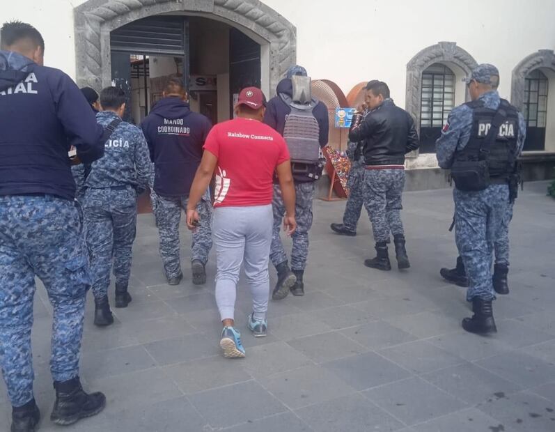 Policías municipales del municipio de Zapotlán de Juárez realizan este viernes un paro de labores para solicitar se les pague su salario completo.
Foto: Especial