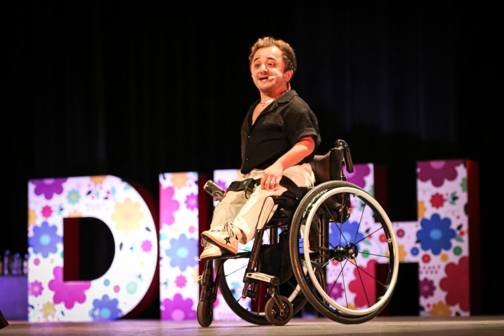 El pasado 20 de septiembre, Paulo Silva compartió su poderosa historia en la conferencia "El Brillo de mis Heridas", organizada por el Sistema DIF Hidalgo.