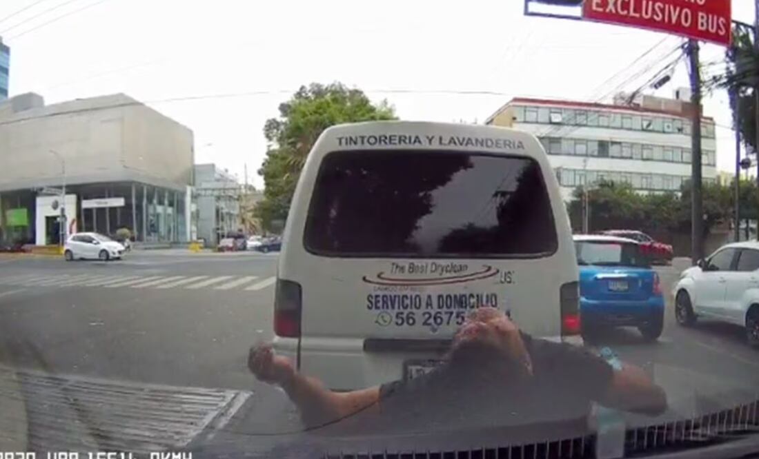 Limpiaparabrisas finge ser atropellado para recibir dinero | Captura de video