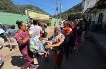 Cuautepec entrega apoyos a familias afectadas por el huracán en Huehuetla y San Bartolo