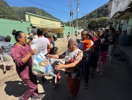 Cuautepec entrega apoyos a familias afectadas por el huracán en Huehuetla y San Bartolo