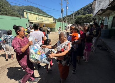 Cuautepec entrega apoyos a familias afectadas por el huracán en Huehuetla y San Bartolo