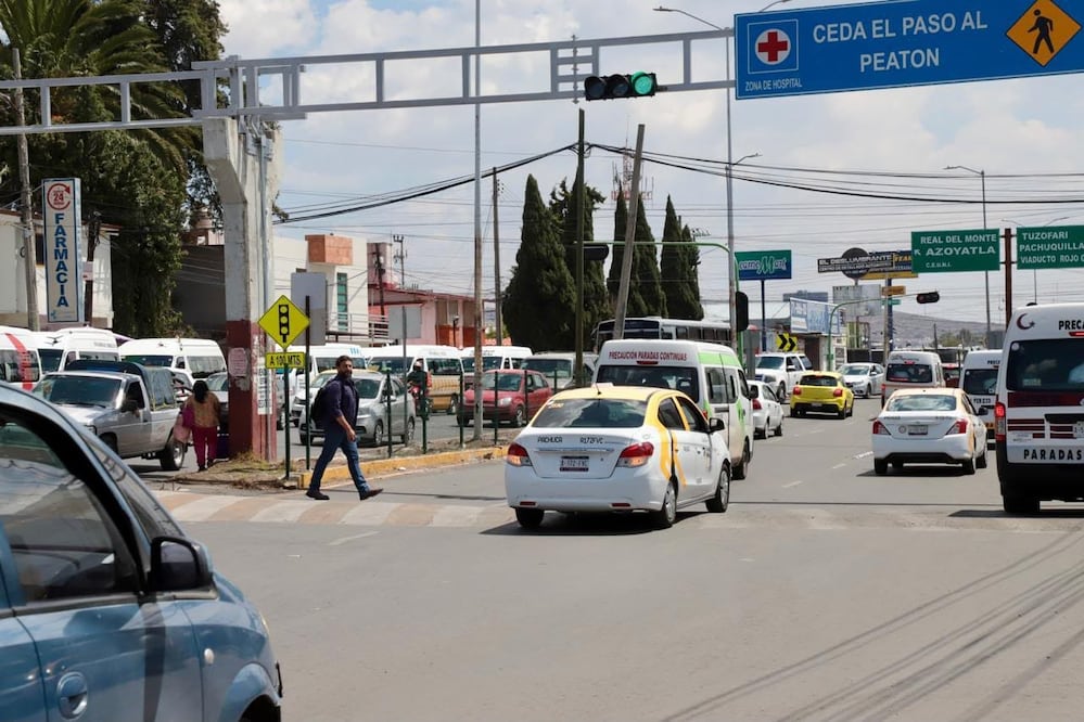 Peatones caminan hasta 15 minutos para encontrar un cruce seguro en Pachuca
Fotos: Ricardo Calleja