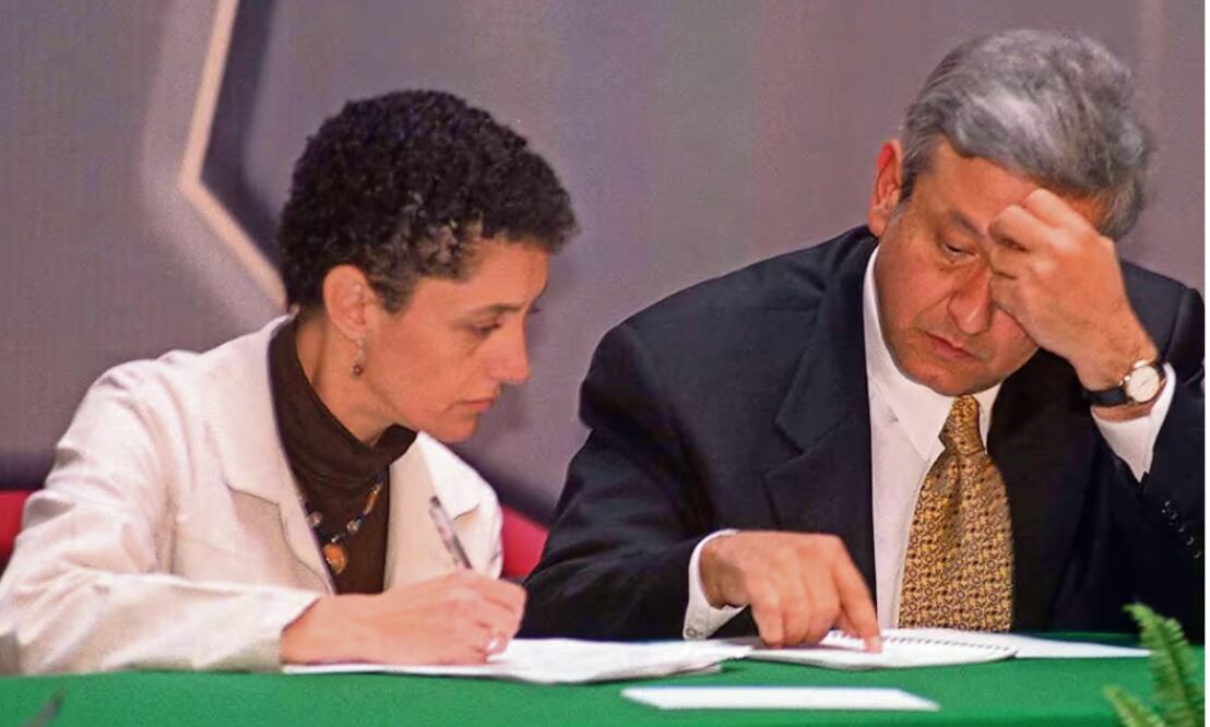 El jefe de Gobierno capitalino, AMLO, y la secretaria del Medio Ambiente, Claudia Sheinbaum, en el Palacio del Ayuntamiento de la Ciudad. Foto: Rene Rozainz / EL UNIVERSAL