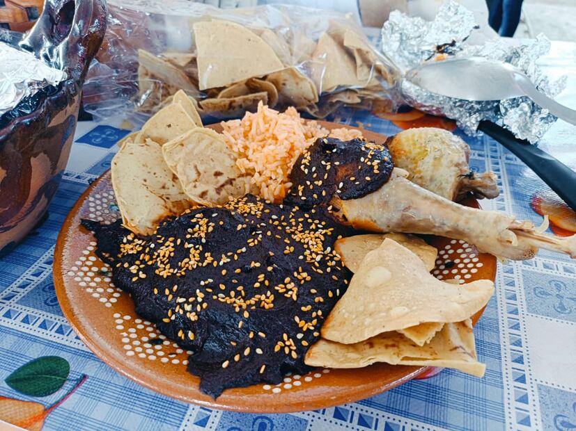Éxito en la décima feria del mole y primer concurso de vestimenta tradicional en Santa Ana Hueytlalpan | Foto: Especial