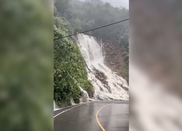 Lluvias transforman la Sierra hidalguense; se forma cascada en carretera de Tepehuacán de Guerrero