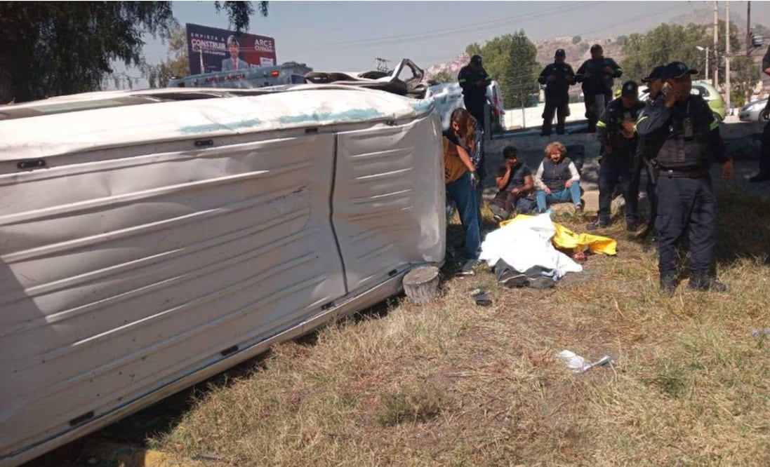 El chofer habría perdido el control, impactó contra el muro de contención y se volcó en el camellón de la autopista México-Pachuca | Foto: Especial