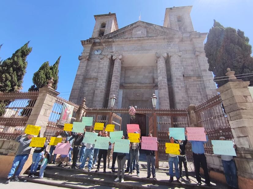 Taxistas bloquean calle en Tulancingo para exigir liberación de conductor detenido | Foto: especial