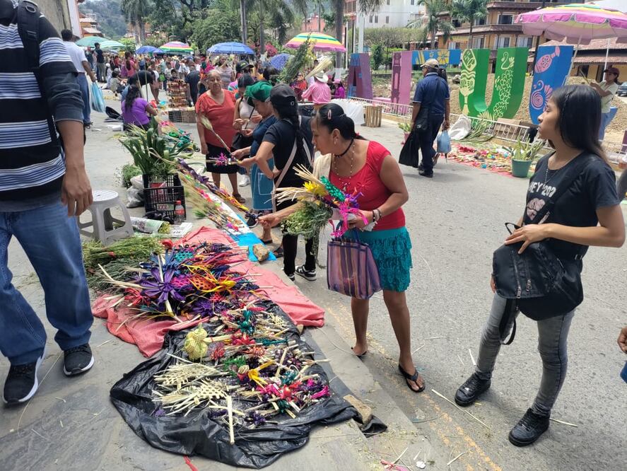 El precio de las palmas se vende entre 10 y 15 pesos cada una y son realizadas de forma artesanal en el mismo punto de venta.