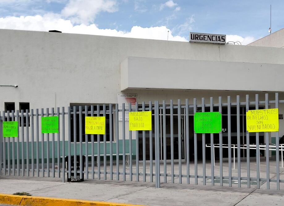 Trabajadores de limpieza del Hospital Regional del Valle del Mezquital, en la comunidad de Taxhado, informaron que laboran bajo protesta y exigen a la empresa LAMAP el pago de su finiquito I
Foto: Erika Gutiérrez
