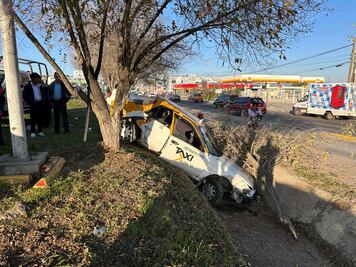 Vuelca taxi sobre la México-Pachuca