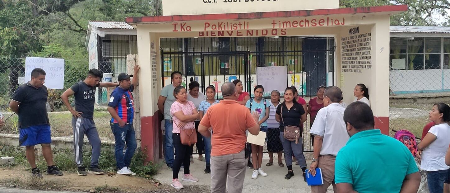 Padres de familia toman escuela por falta de maestros en Huejutla | Foto: Francisco Bautista