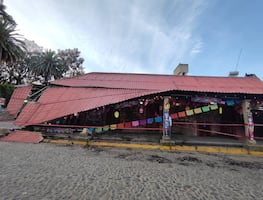 Autobús se impacta contra establecimiento en Huasca de Ocampo