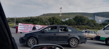 Vecinos bloquean el bulevar Colosio para exigir conclusión de obra tras inundaciones en la Rojo Gómez
