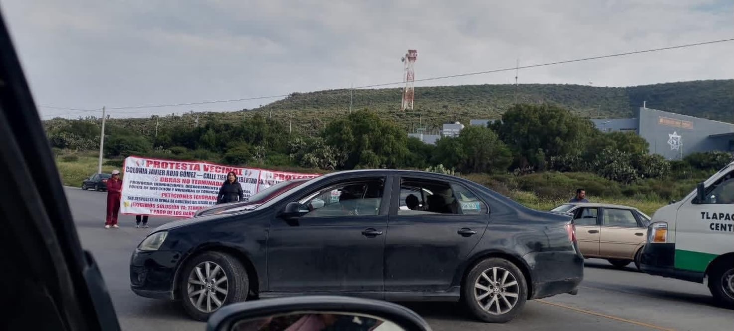 Luego de más de tres horas de bloqueo, autoridades municipales se comprometieron a revisar los daños, atender los riesgos sanitarios y acelerar los trabajos, cuya conclusión está prevista para el 10 de julio.